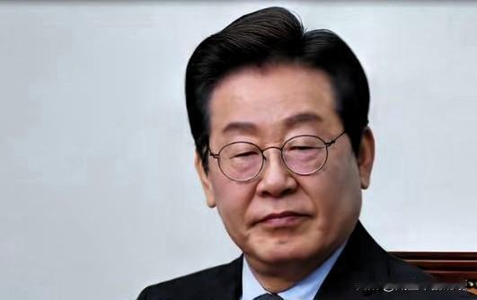 韩国极右翼近几日在首尔市中心举行了声势浩大的集会，参与人数近乎过万。
