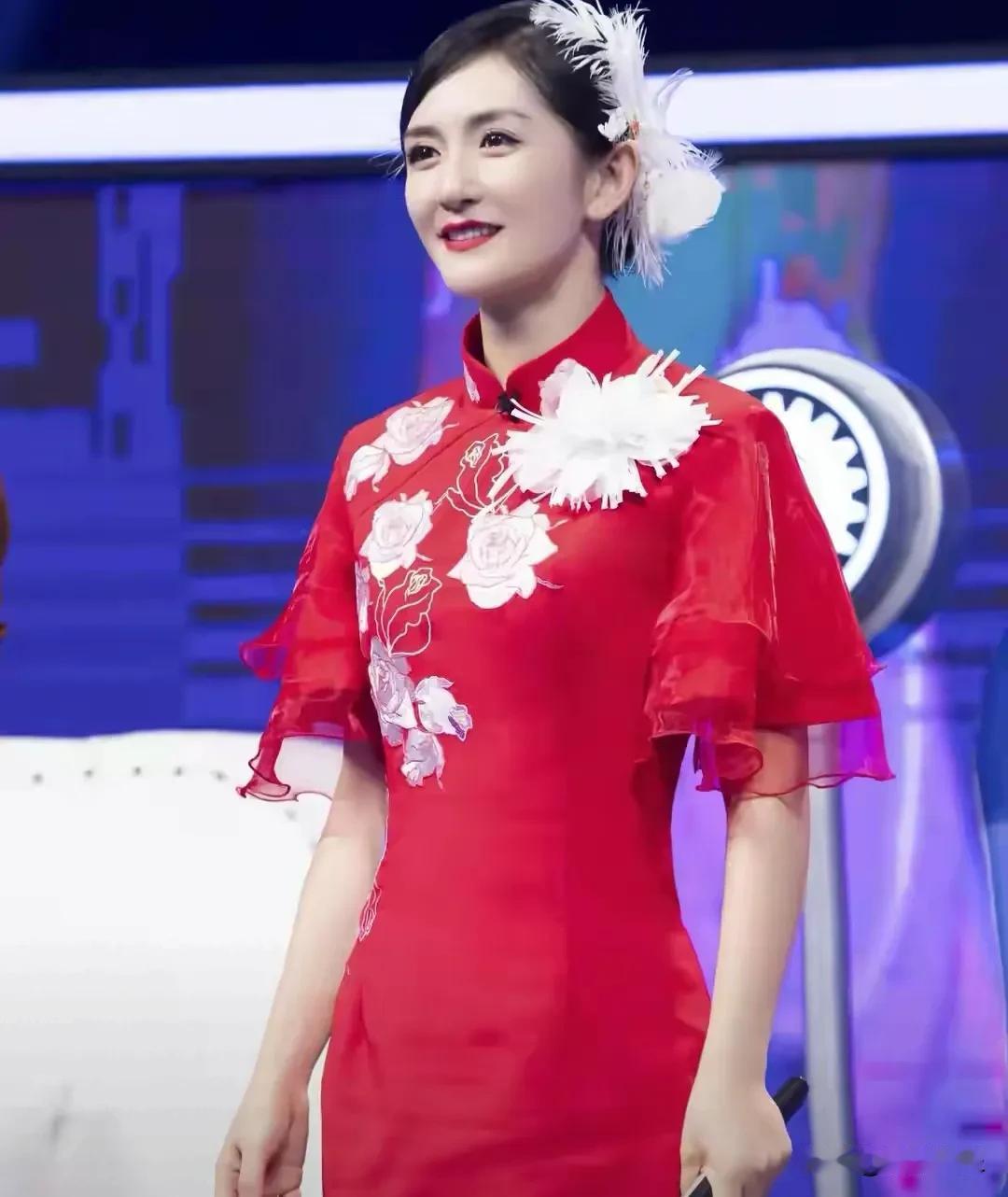 谢娜，难掩感动！5月26日下午，谢娜在个人社交平台上发了一条动态，字里行
