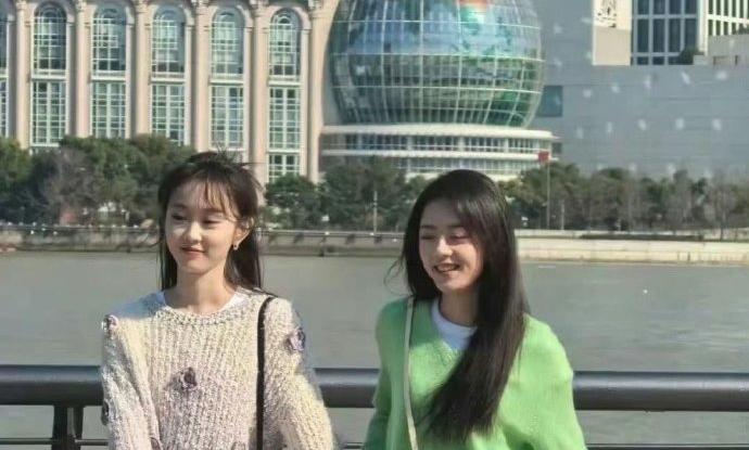 路人偶遇赵今麦，网友：她终于没有小孩感了，像大花了​​​