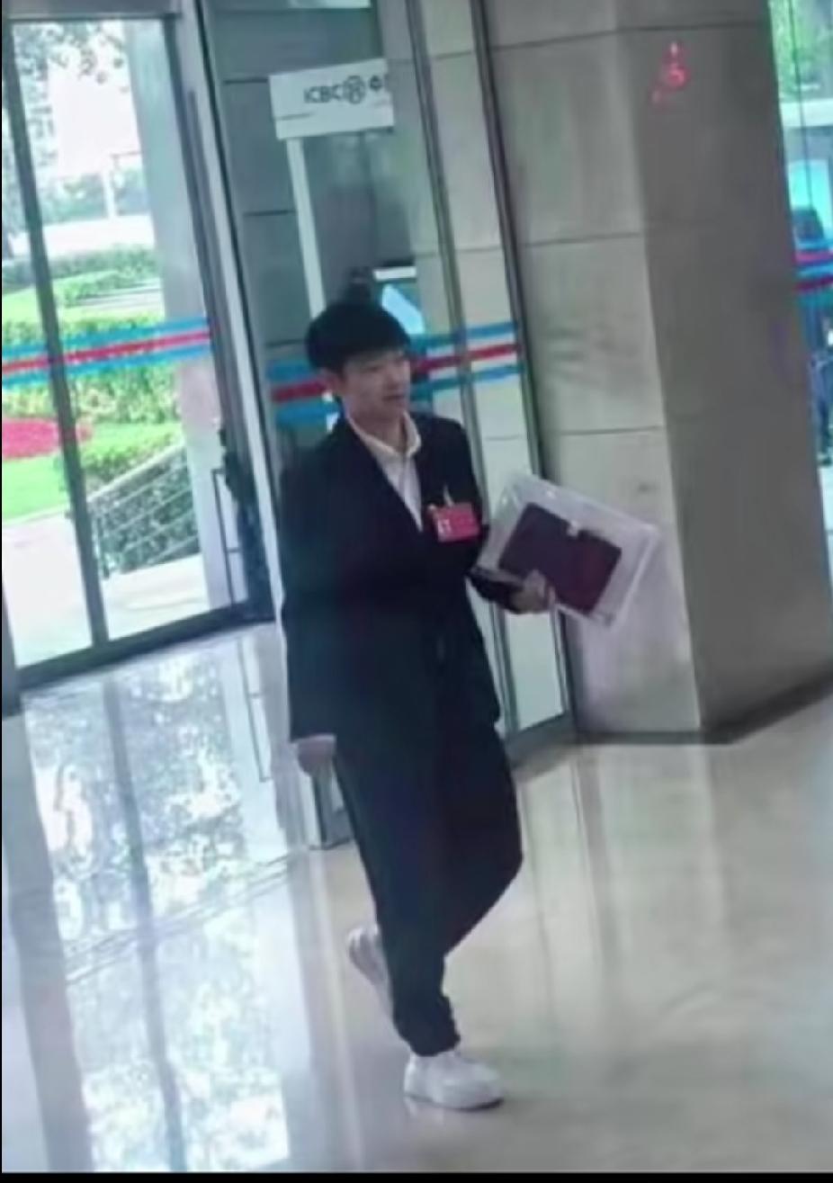 等了你那么久，盼了那么久。终于看到西装正脸照了。板板正正的参会小莎！正装加