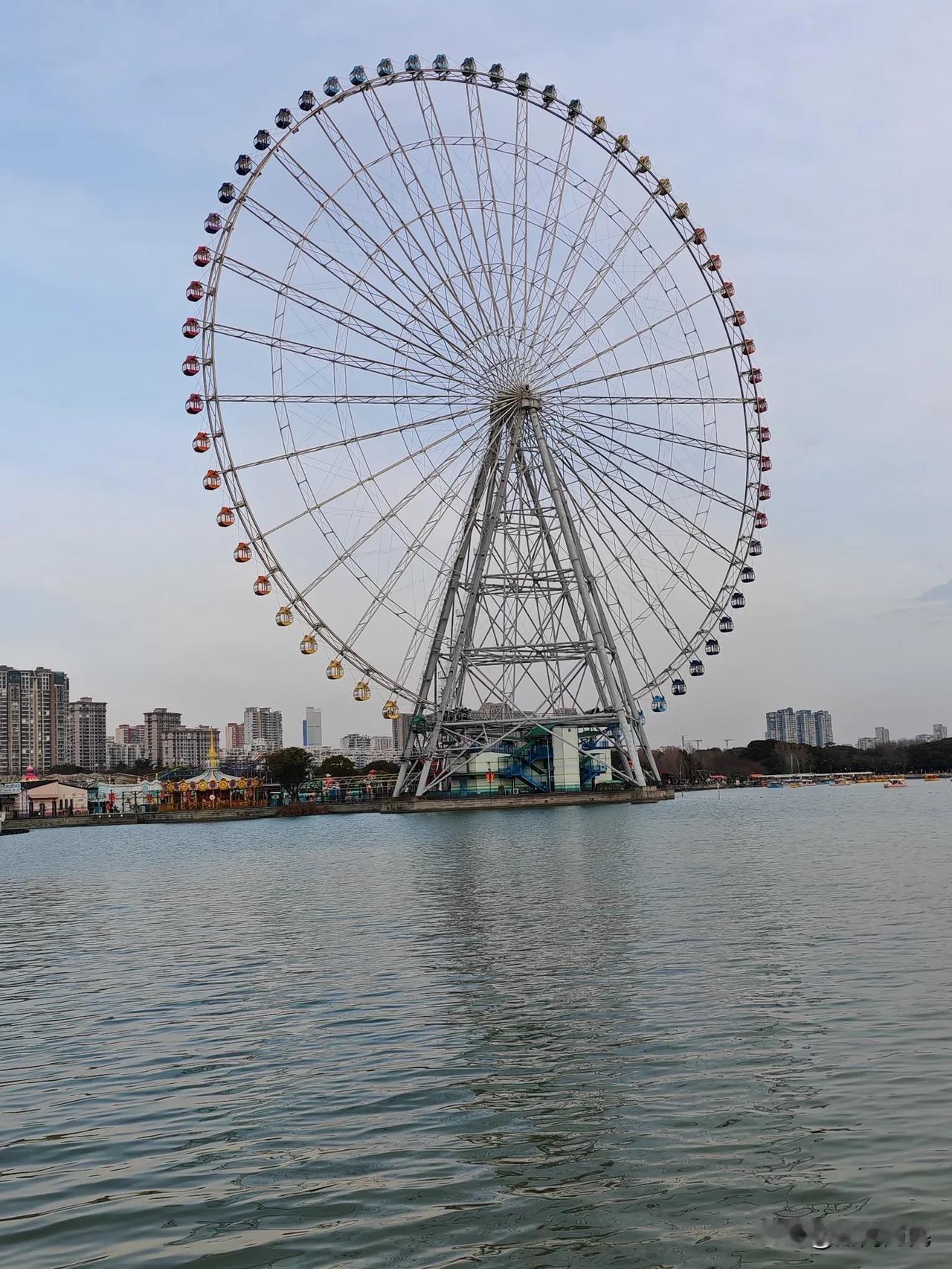 无锡是个很迷人的城市。它挨着太湖，风景超美。像鼋头渚，那景色绝了，春天樱花盛开的