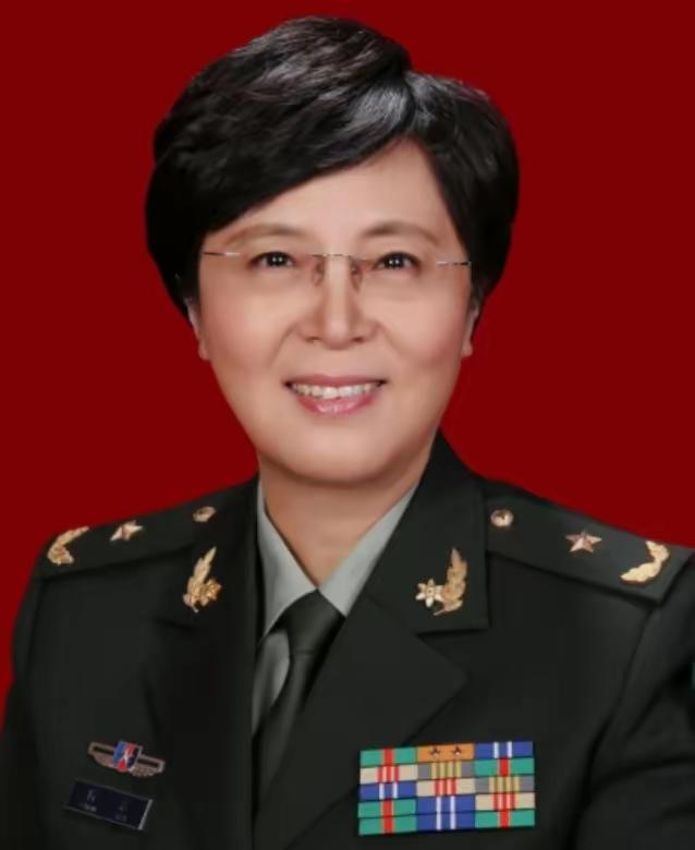 🌛1988年，23岁的清华女研究生在火车上对一个35岁的男人一见钟情。女孩