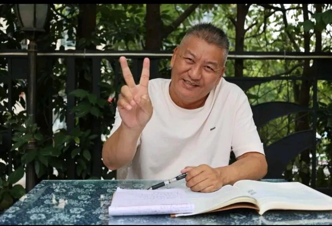 人生就该不断追求梦想，像梁实这般活到老学到老，始终心怀希望，实在值得点赞！[比心