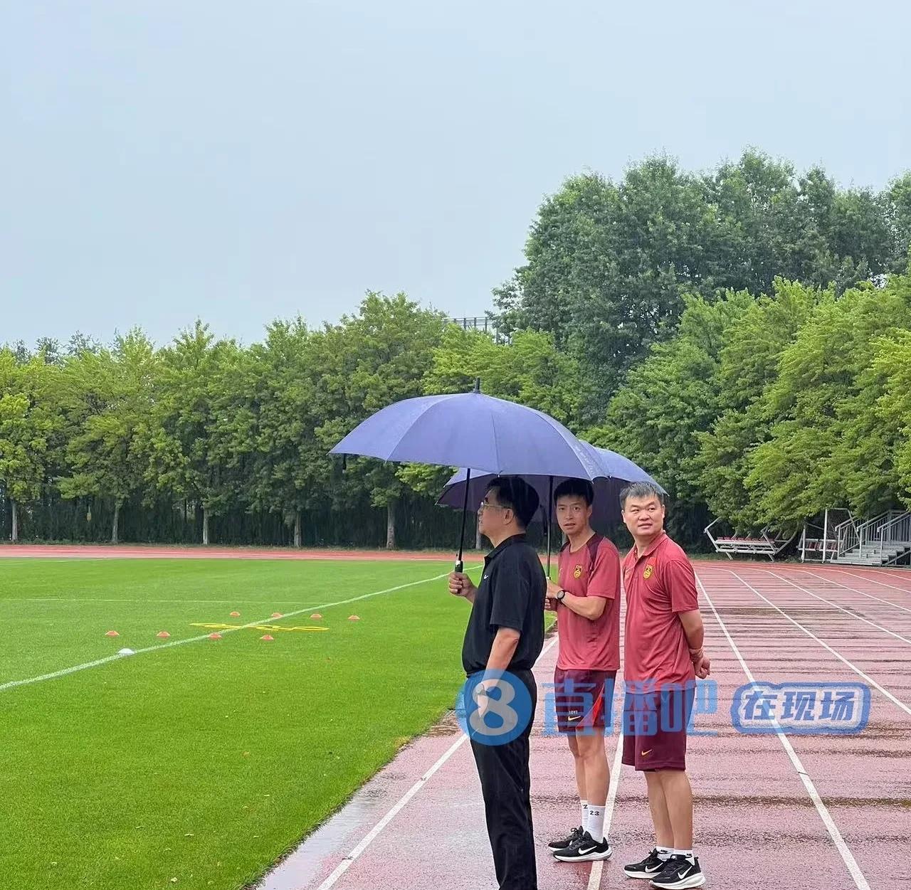 宋凯彻底慌了！足协主席宋凯雨中观摩国足训练，给2连败的国足加油，鼓励！其实他可
