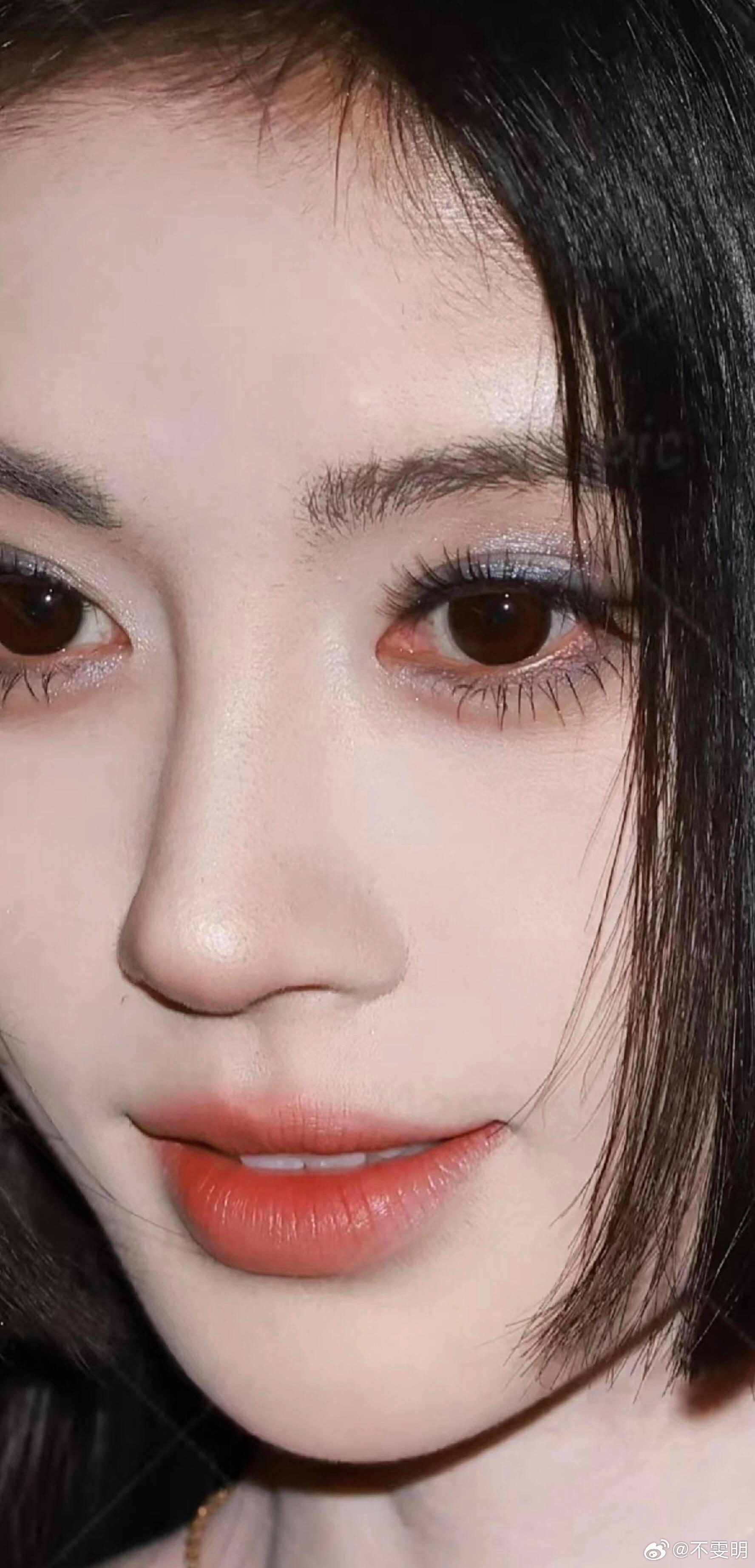 真的会有人皮肤好到这个地步吗？有！鞠婧祎生图清晰到可以看到双眼皮贴和脸上的绒毛