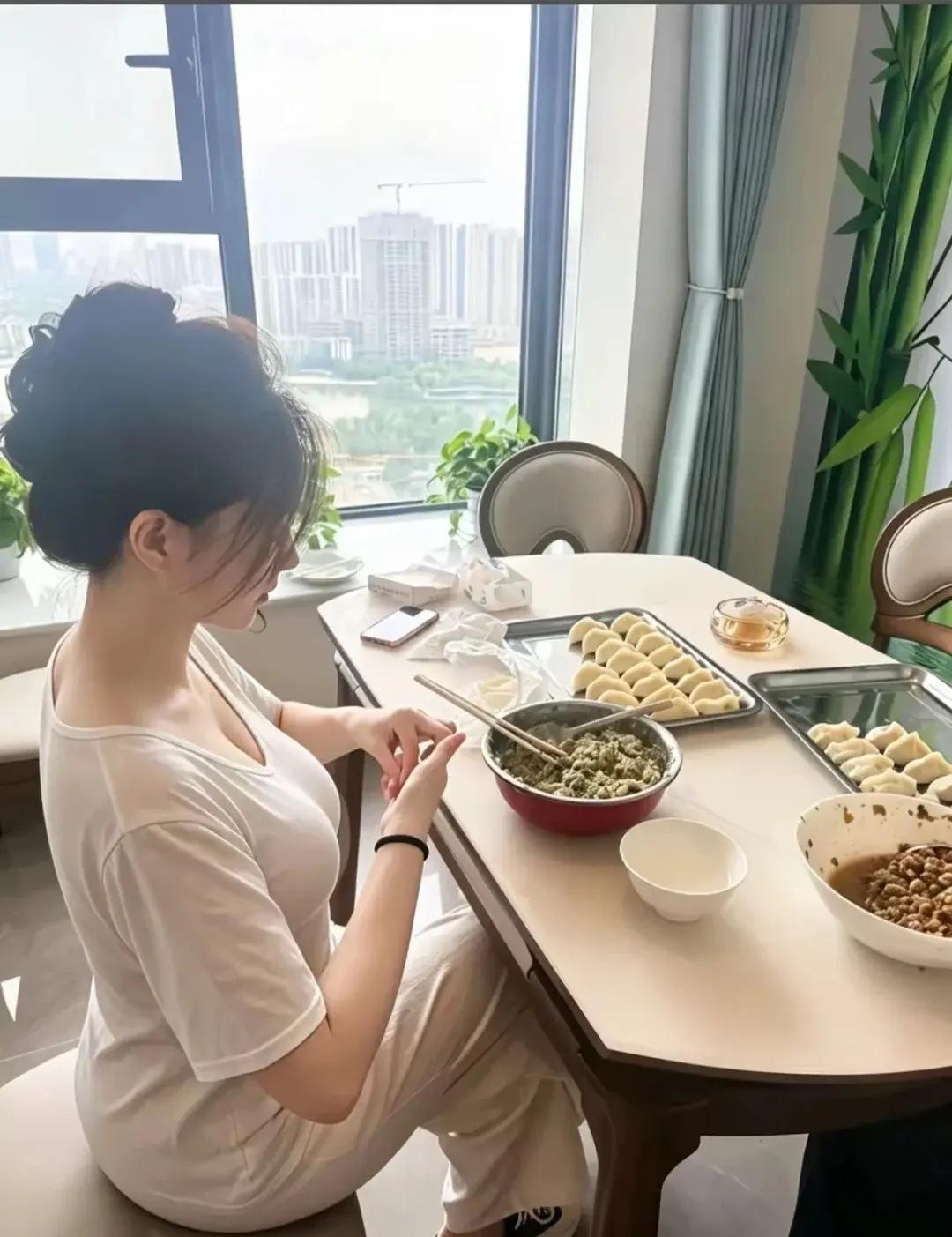 这饺子包的看起来就好吃，色香味俱全。