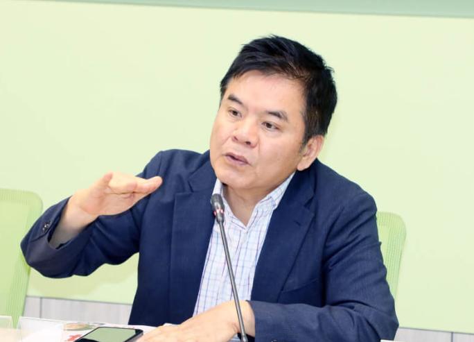 【胡文琦：绿委庄瑞雄值得按赞】媒体报导，针对在野国民党台北市议员李柏毅近日因女