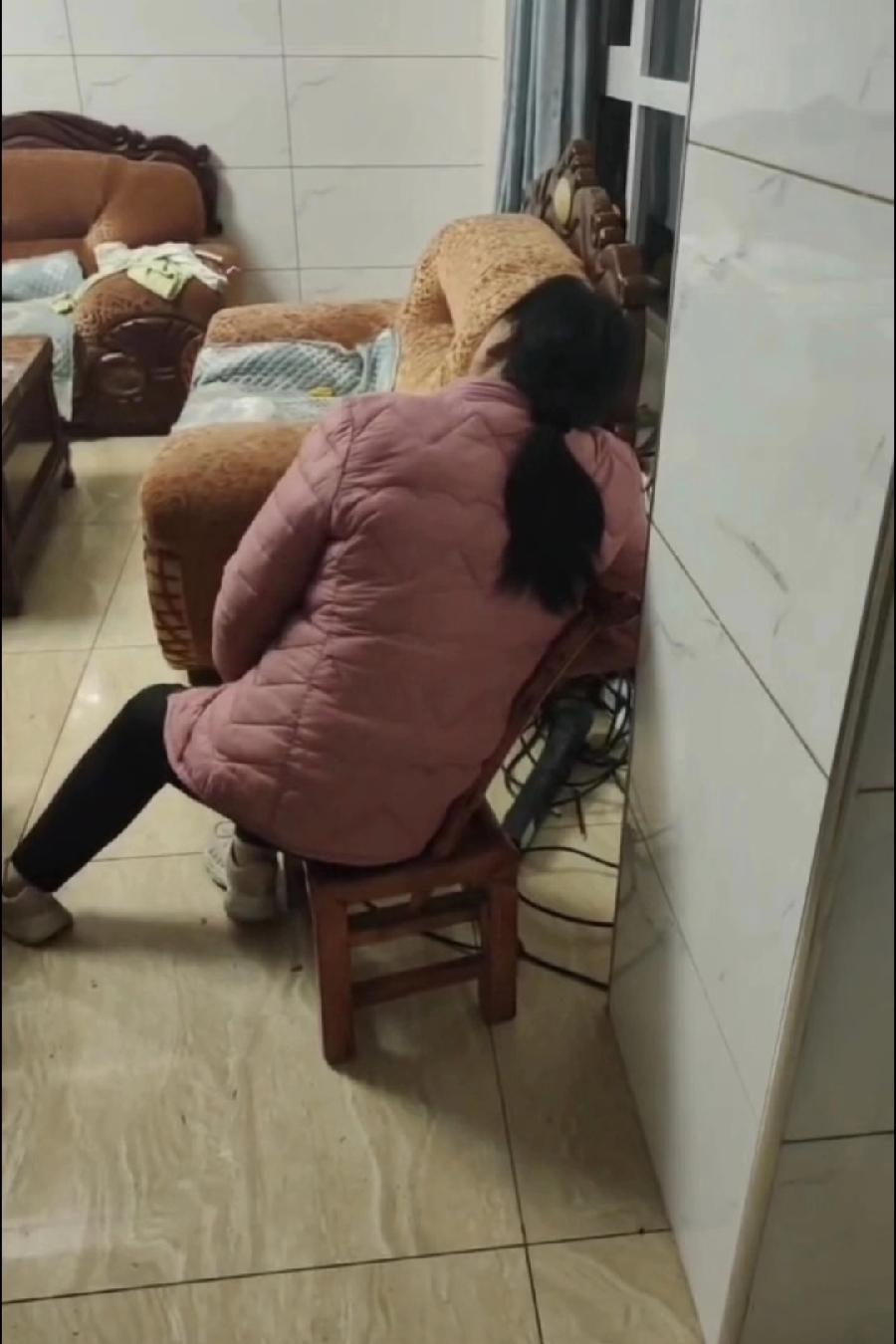 我爸妈今年都六十多了。以前他俩上班的时候各忙各的，现在都退下来了，天天在一块待着