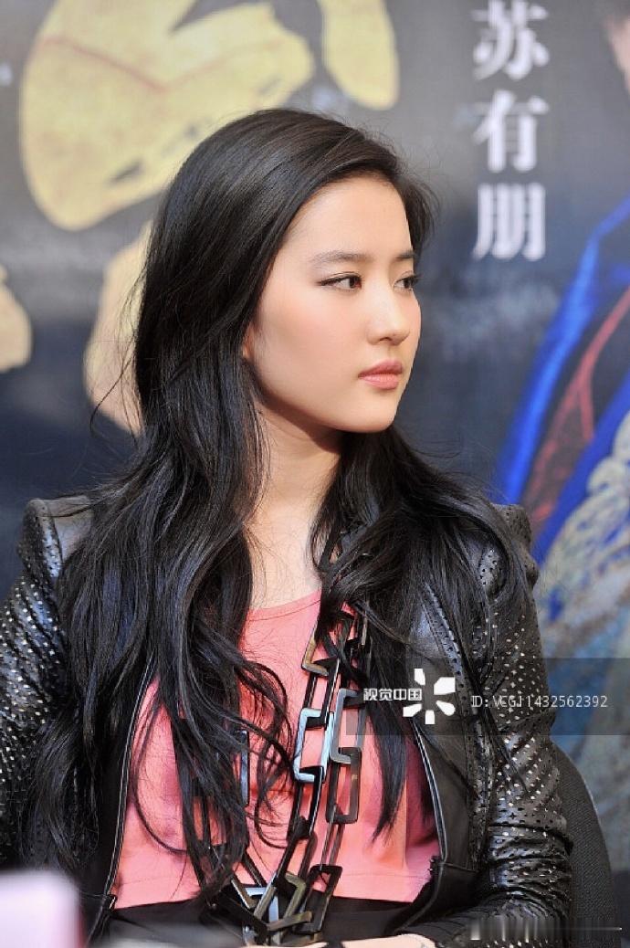 2012年10月《铜雀台》在重庆宣传时期的刘亦菲