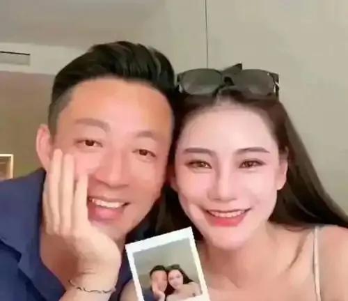 马筱梅瞒不住了！5月4日，“马筱梅出轨”这个热搜词突然冲上了热搜榜前三，引起了
