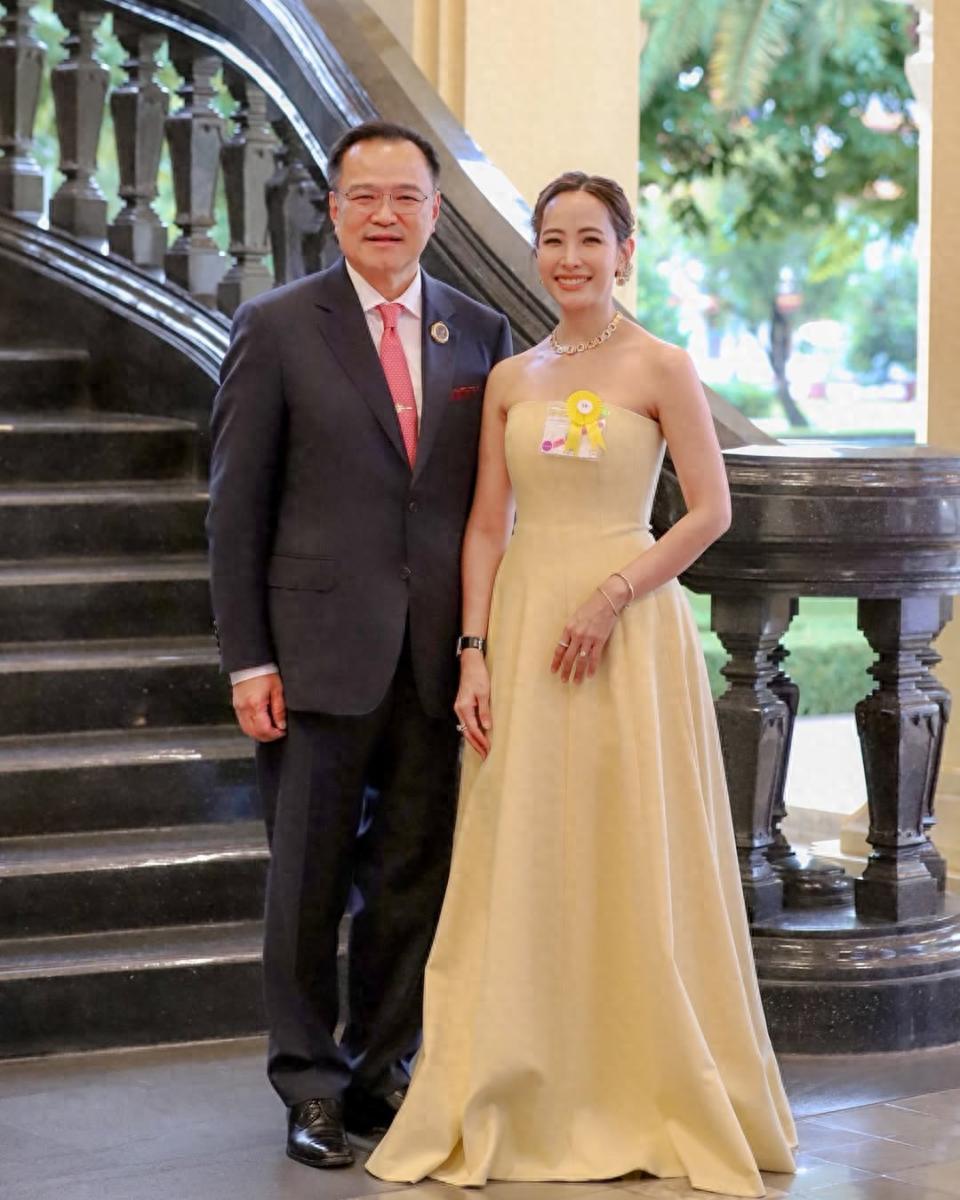 泰国新第一夫人好漂亮！她是咖啡店老板娘，虽然和佩通坦差不多的年龄，气质却完全不一