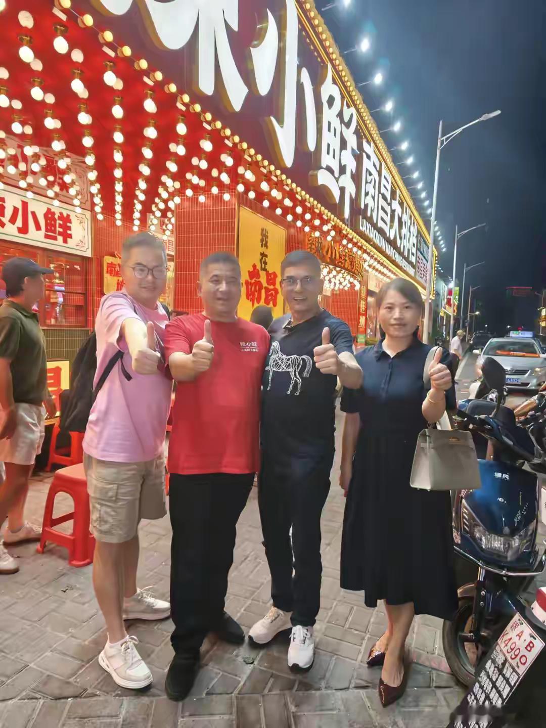 71岁李国麟在南昌吃大排档，乖乖排队不耍特权，点了一大桌南昌菜！！！​​​
