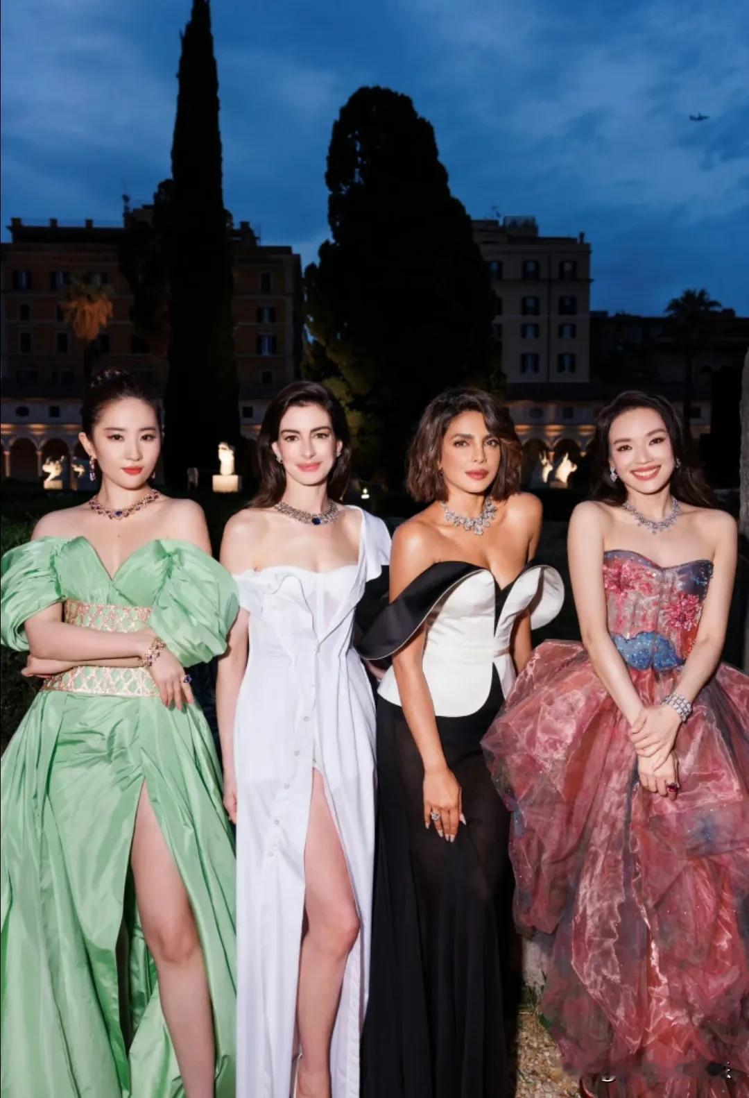 刘亦菲和安妮海瑟薇同框，像迪士尼在逃公主一样美得不可自拔，谁说女人老了就不能看了