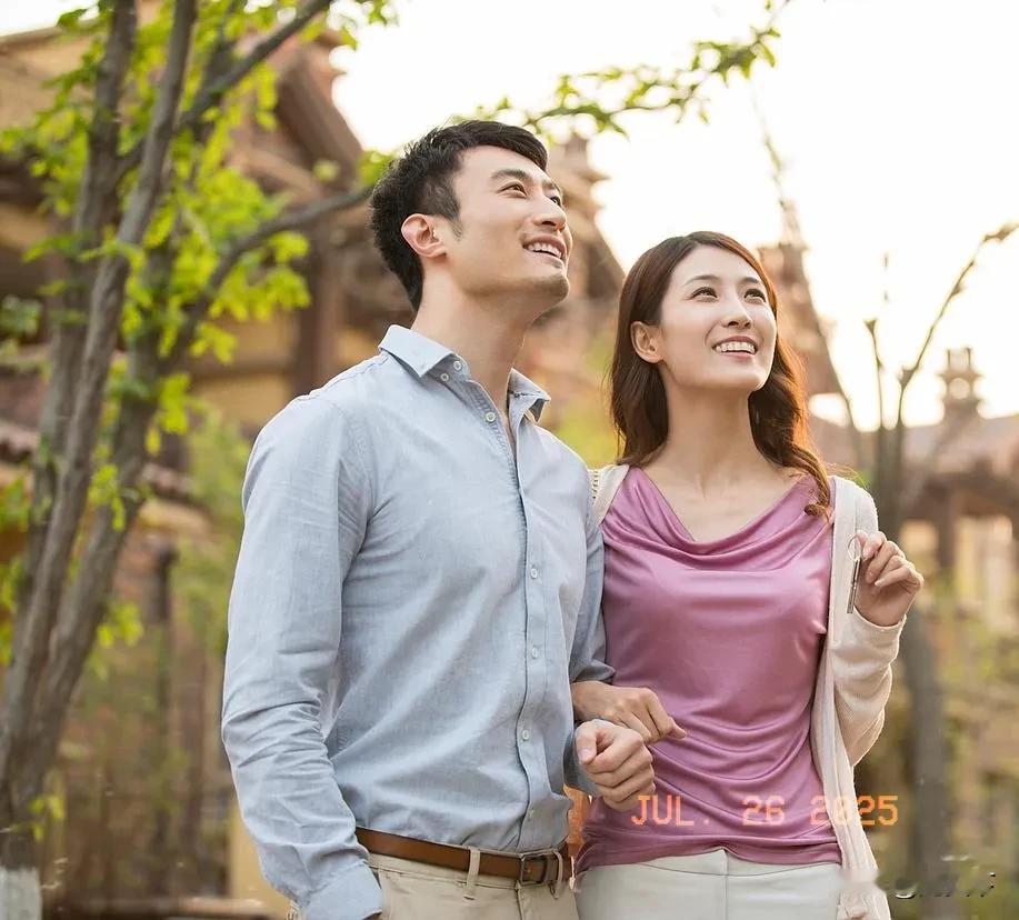 有句实在话得记牢：“不管女人多好看，别总盯着挪不开眼；不管热裤勾勒出的腿多修长，