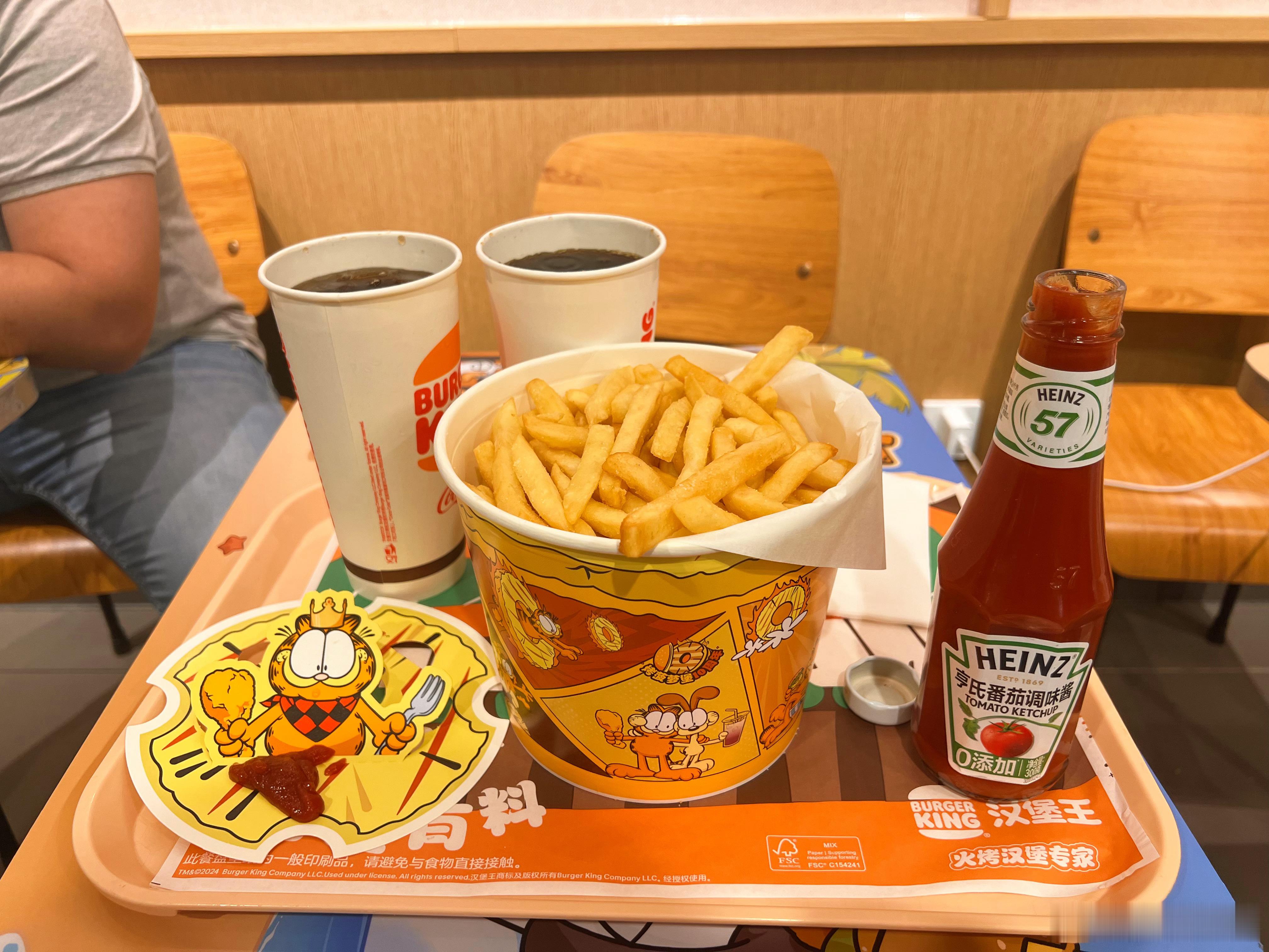 建议这一斤大薯条（以及两杯大可乐、一瓶番茄酱）由2-3人吃。这在平时是对的，但对