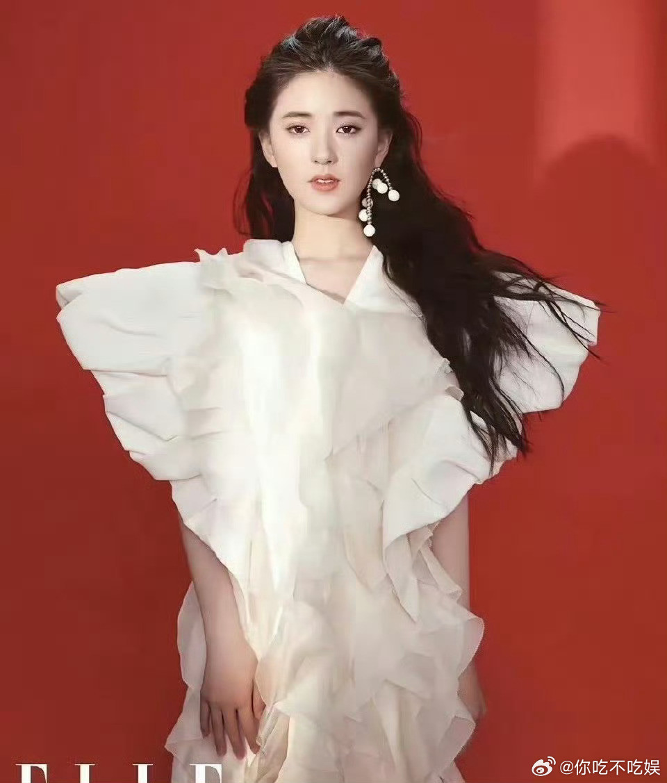 现在的赵露思都瘦脱相了还是早期的赵露思更养眼一些。