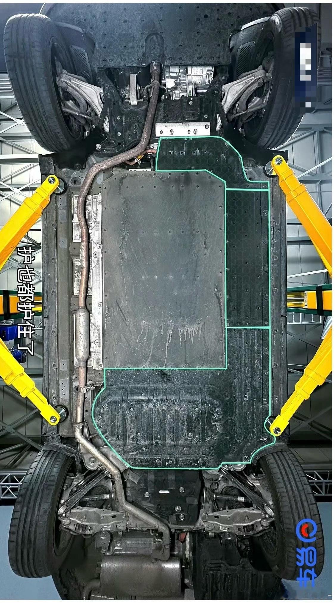 图一是【增程】，图二【插混】可以说布局是一模一样的，甚至蒙上眼睛开不看参数表，根