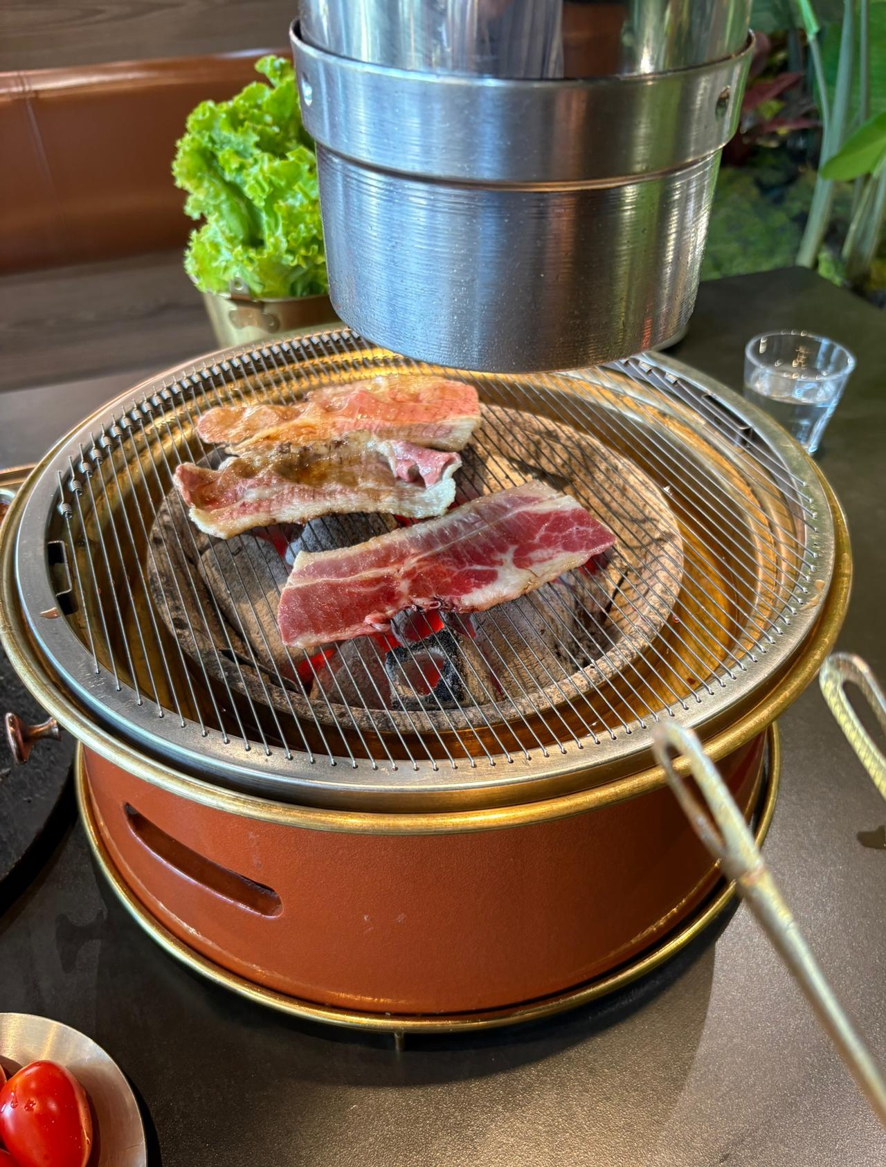 天气冷了，吃吃烤肉，还是能让身体很快的暖和起来。今天吃的是一家烤牛肉，比较著