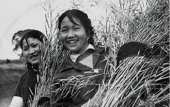 1958年，原空军政委萧华回乡探亲，请当地政府寻找失散多年的亲妹妹。妹妹被找到后