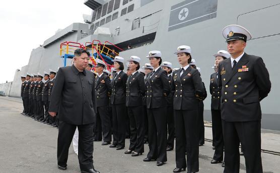 朝鲜又有大动作了。金正恩在18日亲自视察了“崔贤”号驱逐舰，他不光查看了武器系统