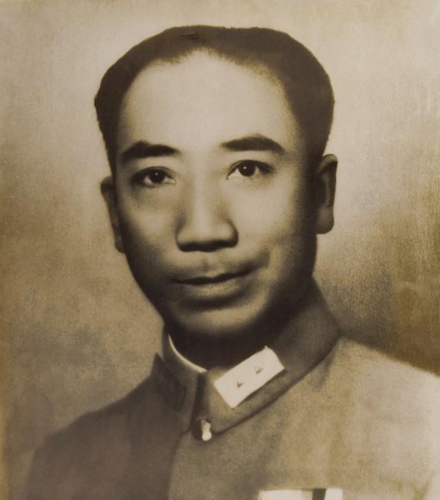 1946年3月17日的青岛上空，一架C-47运输机突然偏离航线。当搜救人员在岱山