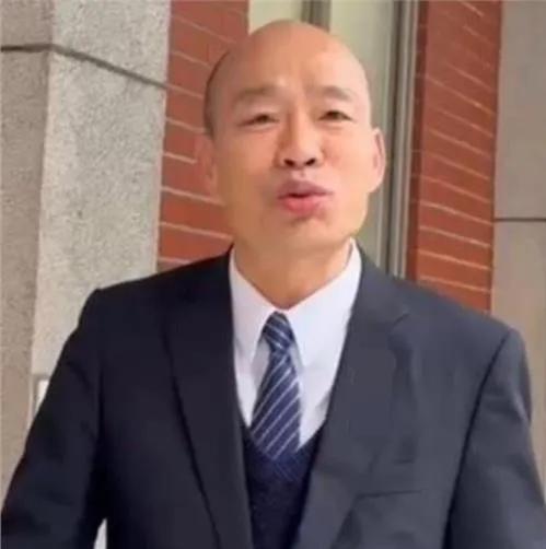 现在回过头来看，韩国瑜确实是跟傅崐萁演了一出好戏，本质上就是把总预算延后的责任全