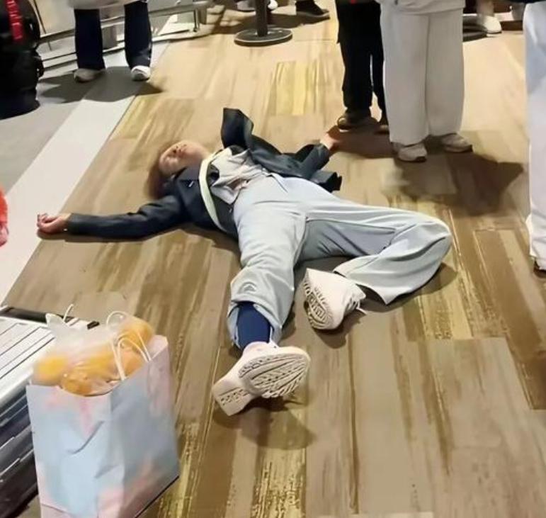 昆明机场这一幕，我看完久久说不出话。一家五口，老人躺地，女儿飞踹工作人员，原