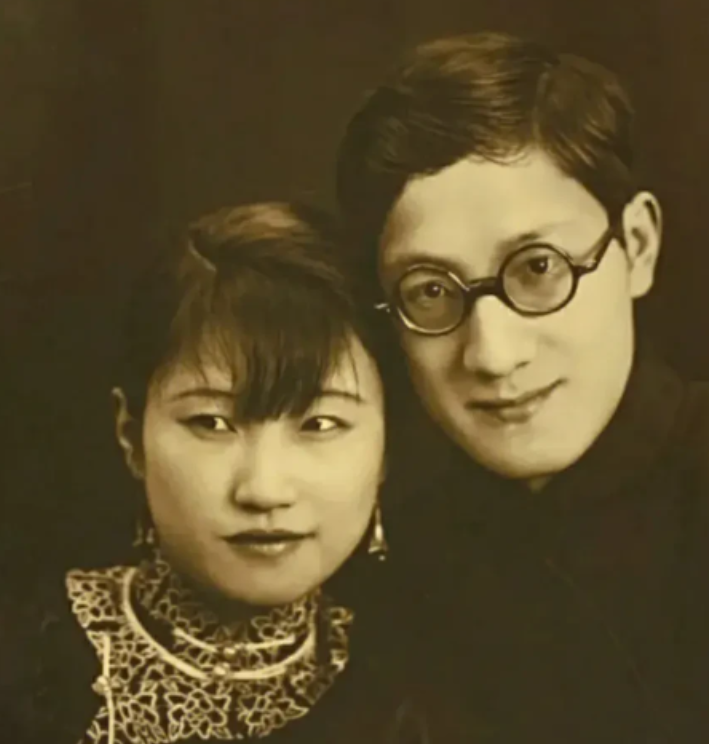 1931年，徐志摩空难后，额头撞出一个深洞，左胳膊左腿都掉了。父亲徐申如用黄金给