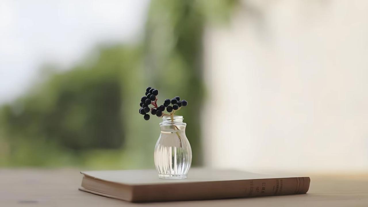 还有2年就要退休的我，突然发现一个问题，就是身边愿意朝九晚五上班的年轻人越来越少