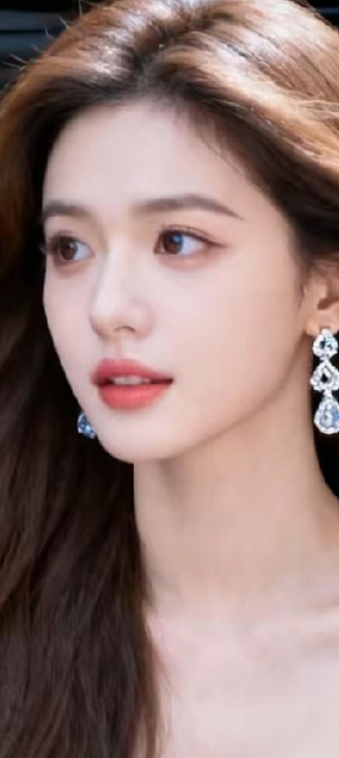 优雅气质，闪耀耳环，完美侧颜，女神范儿十足！