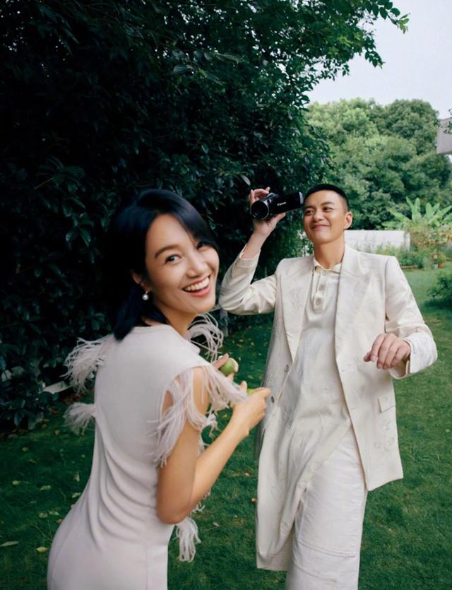 朱丹和周一围这张照片拍的实在好！二人都是一身翩翩白衣套装，笑容阳光灿烂，服饰搭配