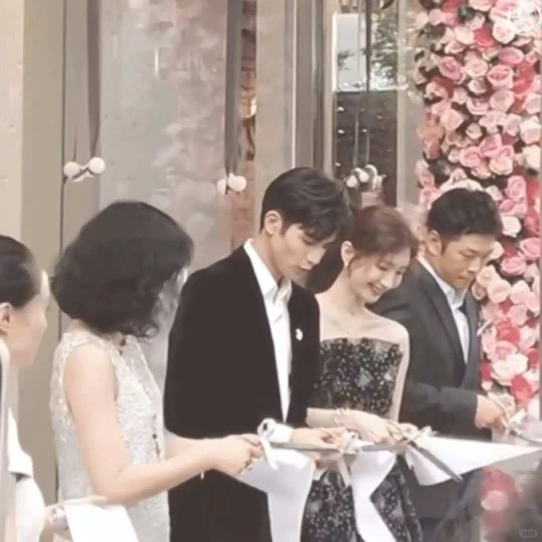 始终把剪刀尖端朝向自己的宋威龙好有教养好细节🥺真的是好暖心啊！宋威龙珍珠造型