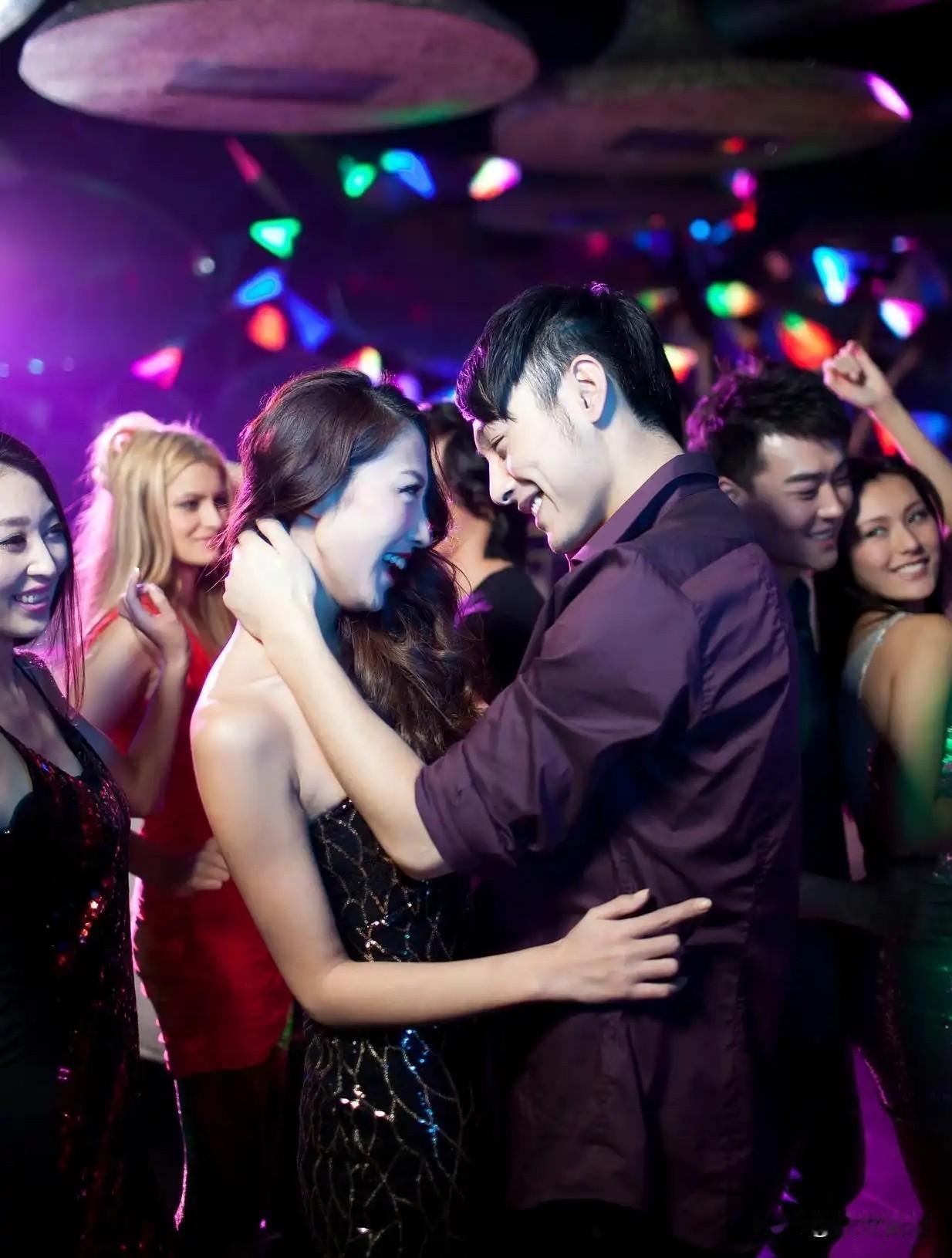 赌场出仇人，舞场出情人？现在的乱象，比这狠多了！刷到一句老话，扎心了：“