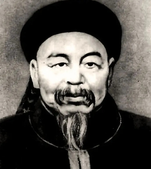 1863年，左宗棠升任闽浙总督，妻子周诒端问：“左老三，你每年收入多少两银子？”
