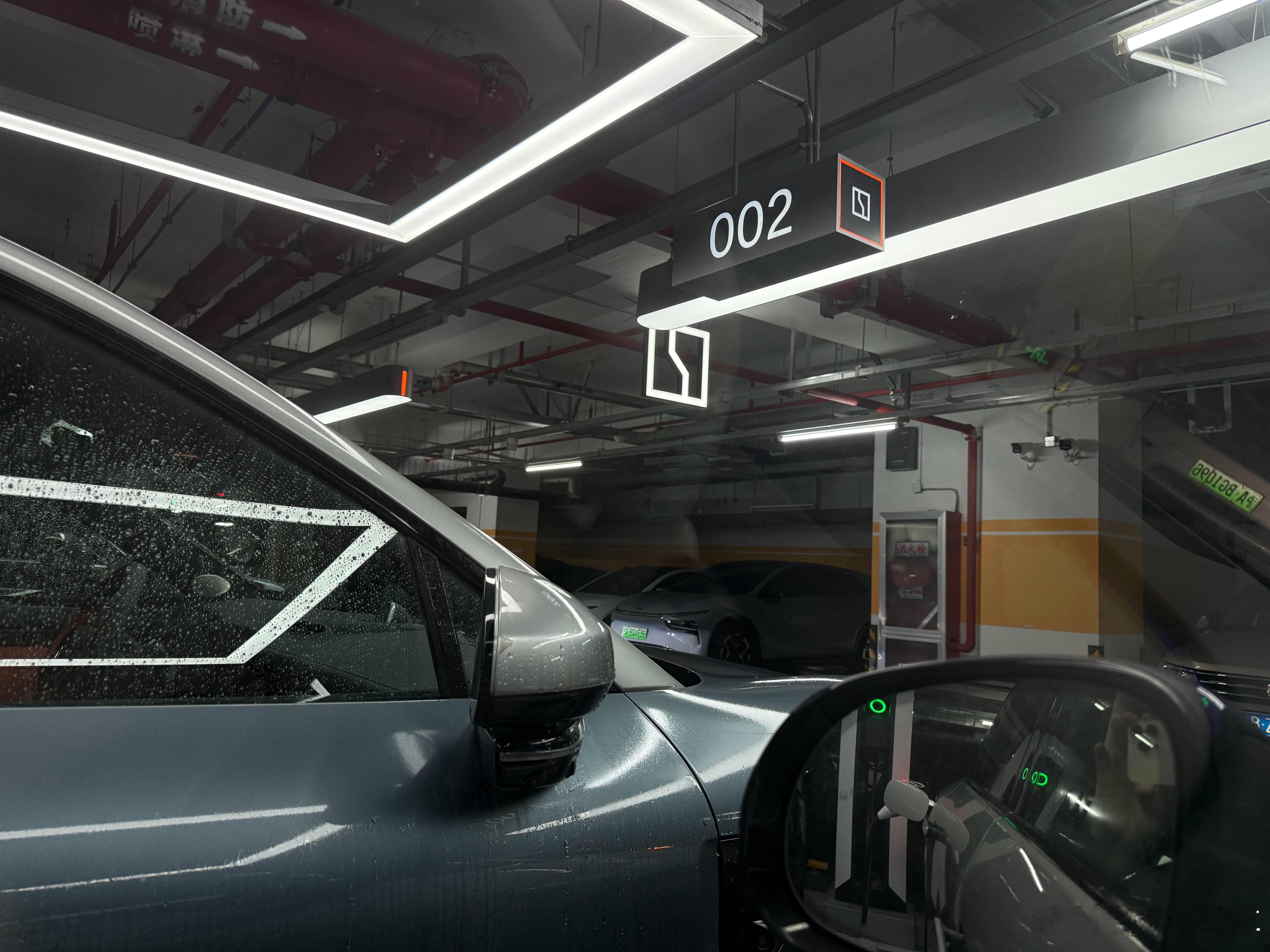 我去，扎心啊。i8刚才没有车在极氪的桩上，可以干到320kW。旁边7x一