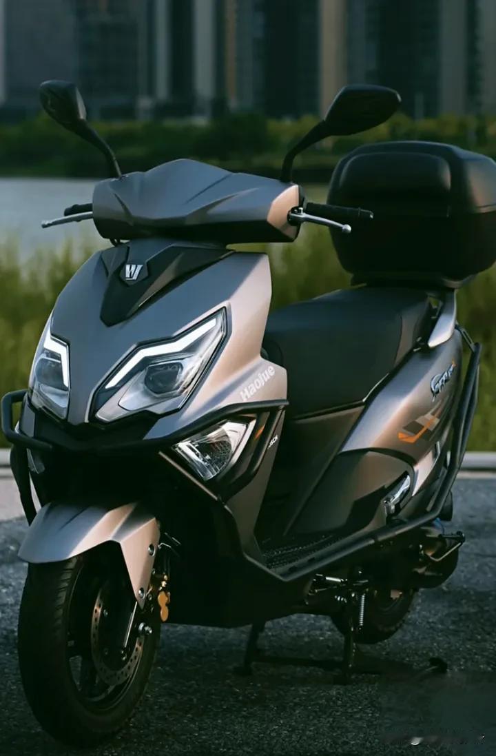 应当在大城市解禁小排量摩托车的严格禁行措施，这必然将成为缓解大城市交通拥堵的一剂