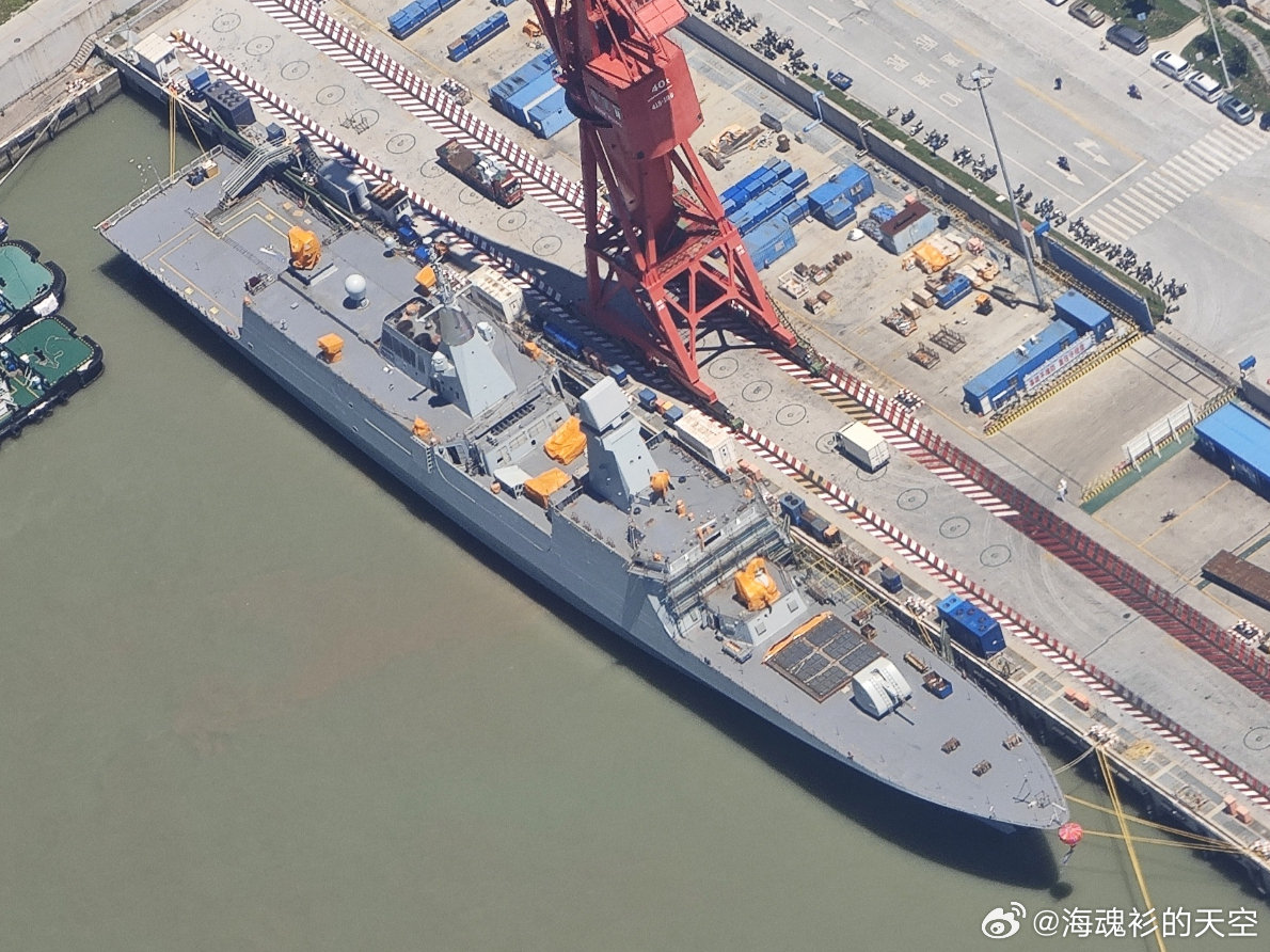 刚下水的054B高清图，实锤舰艏48个垂发装置，防空火力密度相比054A提升了50%，再加上鹰击15