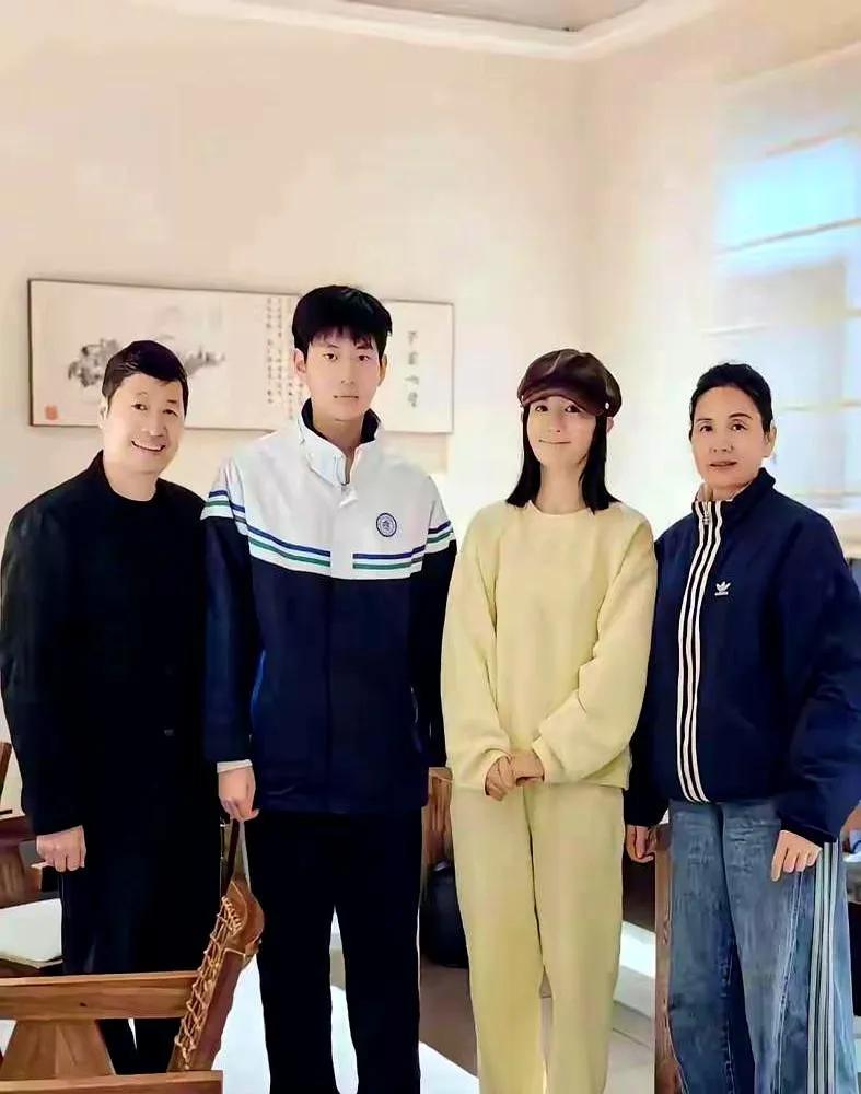 谢娜硬刚薛之谦要道歉那下，真是看得人直拍大腿！转头看她晒的妇女节家宴照，更让人觉