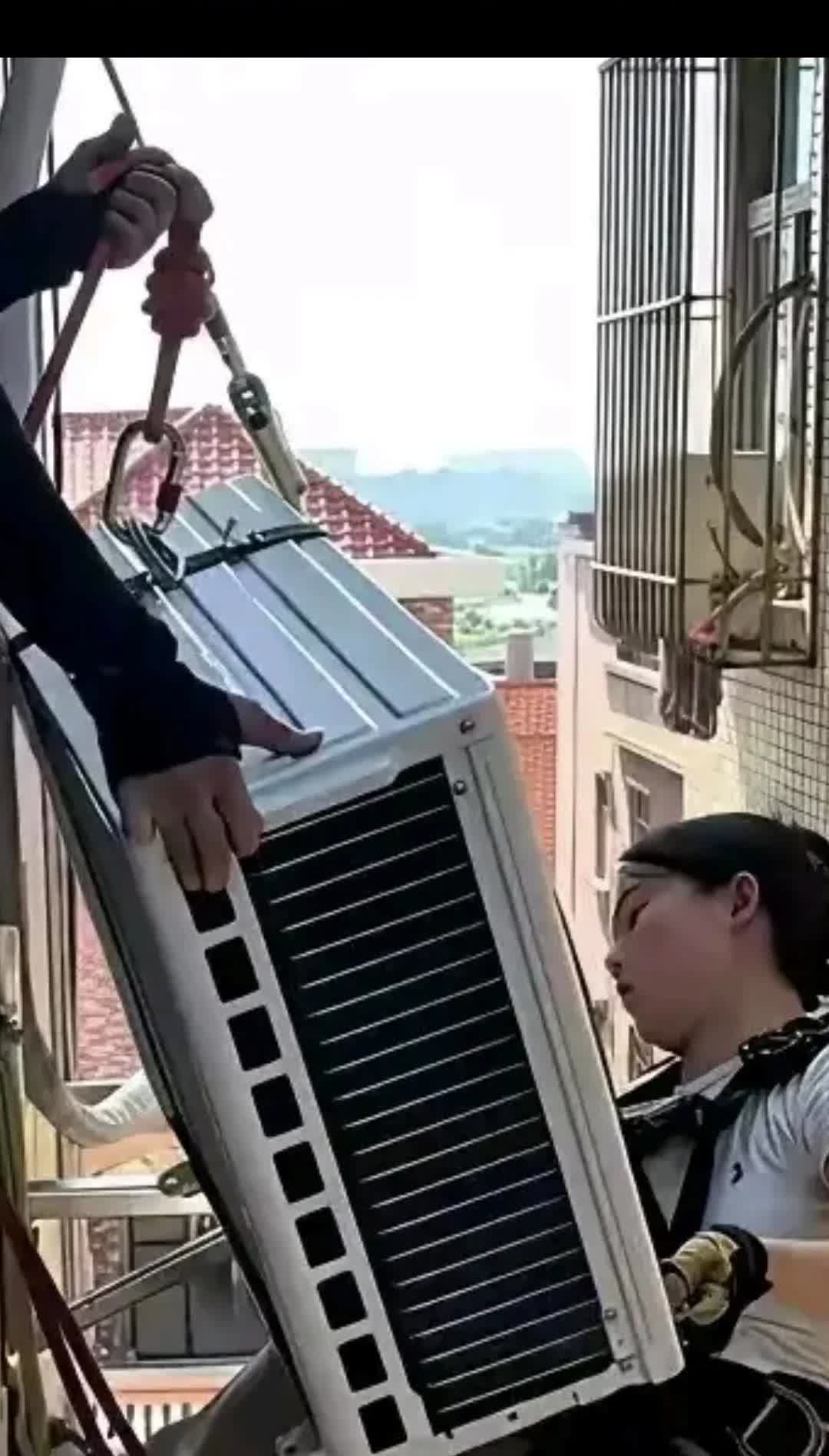 火上人民日报了！广东一男子买了空调，来安装的是一对二十多岁的年轻夫妻。可他万万没