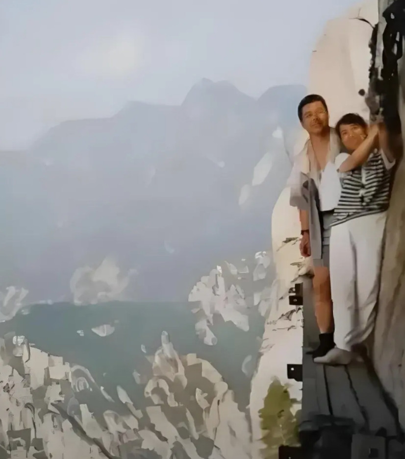 三十前，这样登华山，人们都敢！现在应该不允许了吧！
