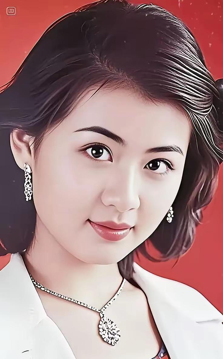 七律·观东方女孩彩笔画红墙作底韵悠长，墨彩描成玉面光。短发若流波藏秀意，发如