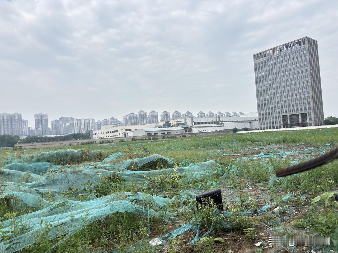 西安凤城12路，这块地看着面积挺大的，草都长满了，对面是雪花啤酒厂，这地方咋还没