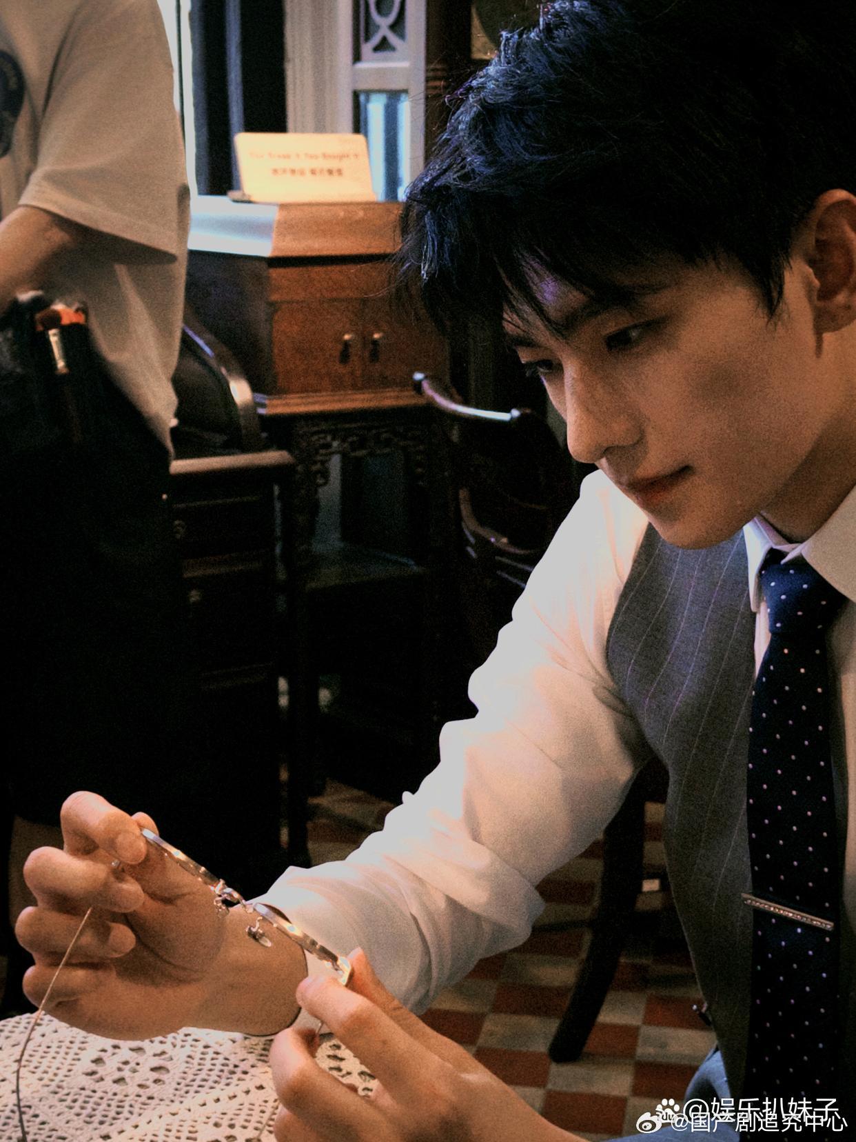 1.杨洋正安心的在剧组拍戏，他与女主角周洁琼没那么多互动，他防着资方也不信任同事