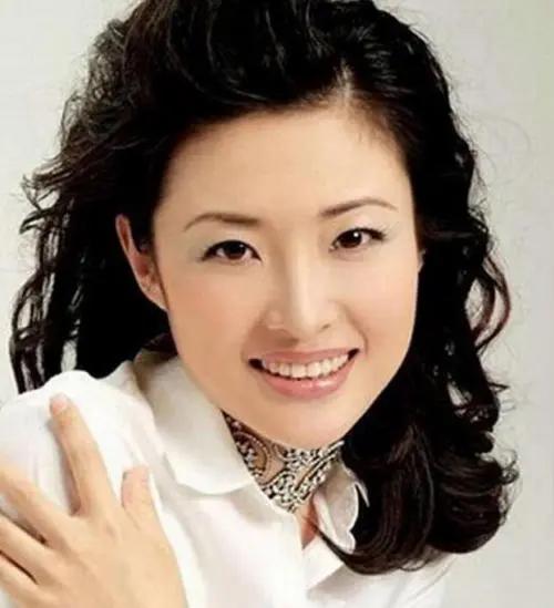 周涛：不愧是央视一姐主持人，颜值高，主持风格大气，她五官舒展明艳，自带国泰民安的