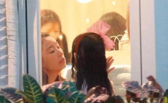 霍建华这次给女儿庆生可是下了血本，林心如也精心打扮了一番，小海豚头戴粉色蝴蝶结发