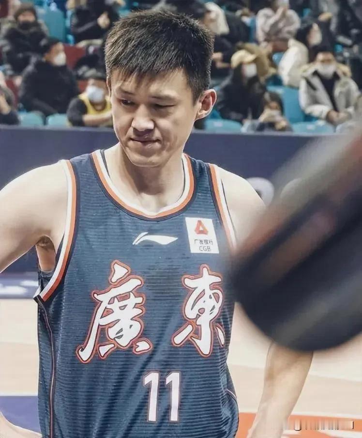 尴尬！广东队三名旧将面临无球可打局面目前，CBA官网更新自由球员名单，周鹏