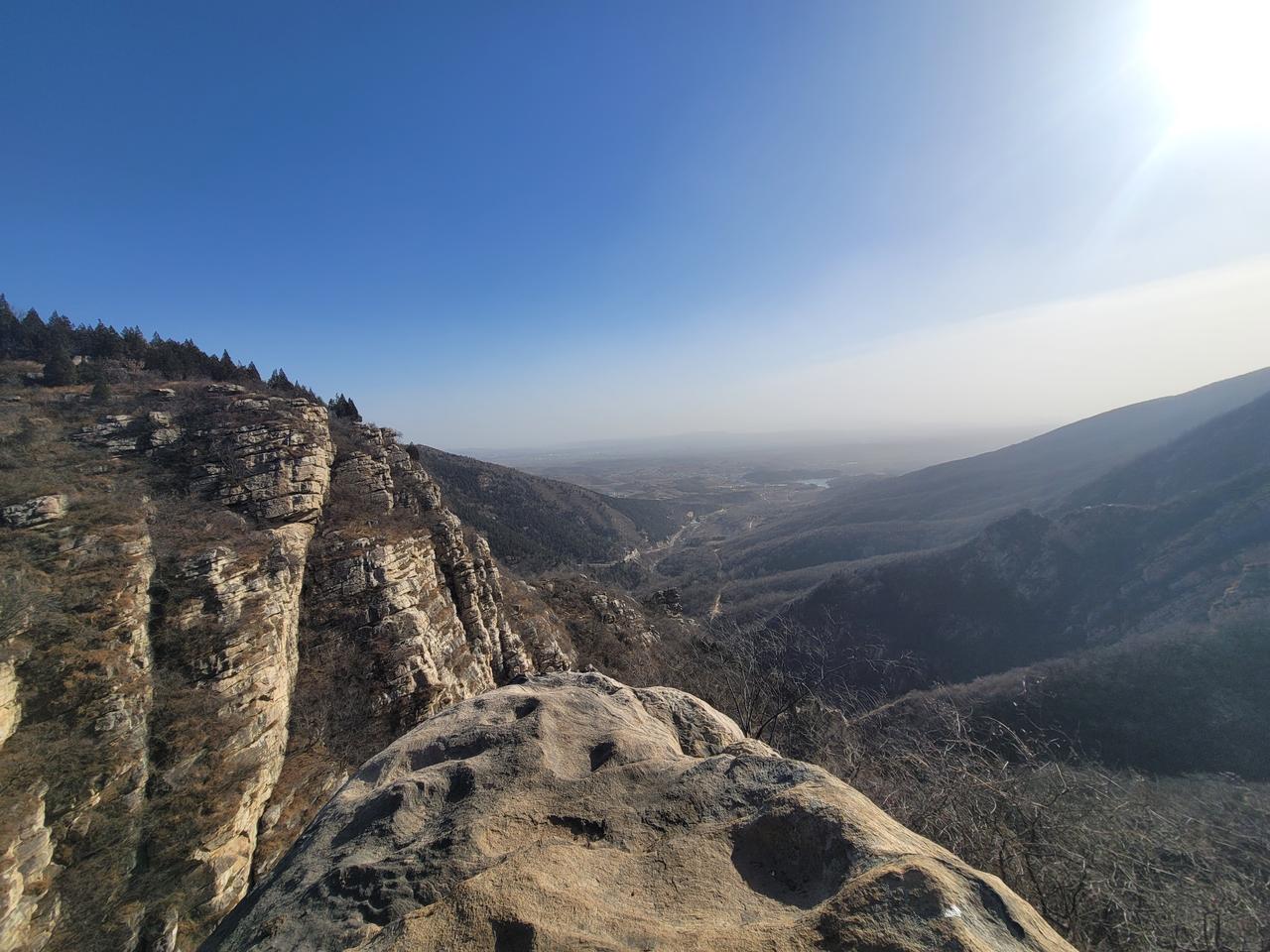周末跟朋友一块爬山，因为不是景区，提前搜索了路线攻略，快到山脚下，已经没有柏油路