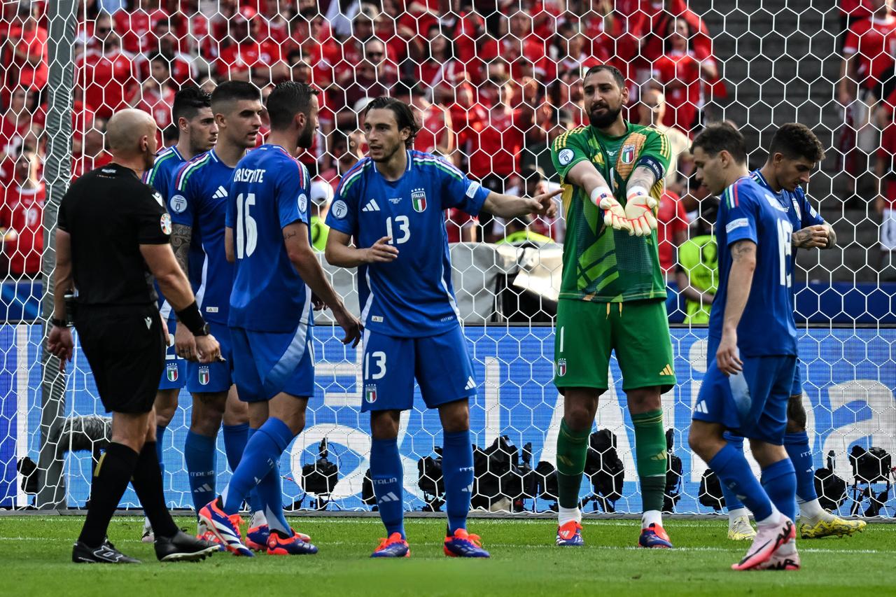 有一个声音在响着，那就是伊朗退出世界杯，然后由国际排名最高的球队递补，这样的话，