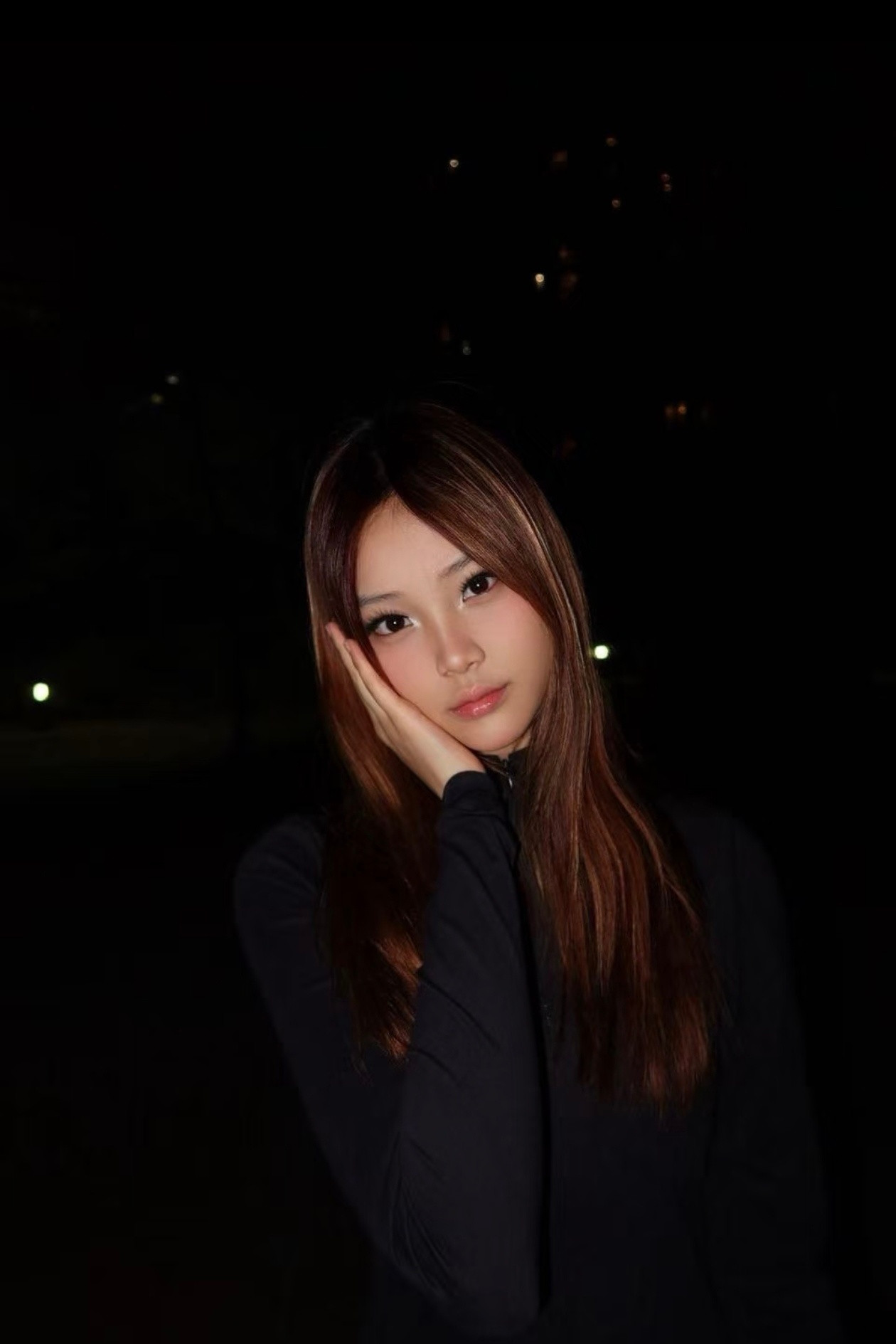 李小璐昨日📕更新母女合照文案：她比我高了，比我结实了，今天笑我矮…但是我心里