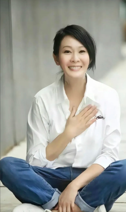 不查不知道，一查吓一跳，《诚实》是首很冷门的歌曲，虽然刘若英在2021年发行